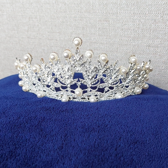 Silver Rhinestone And Pearl Adult Bridal Crown main image 8